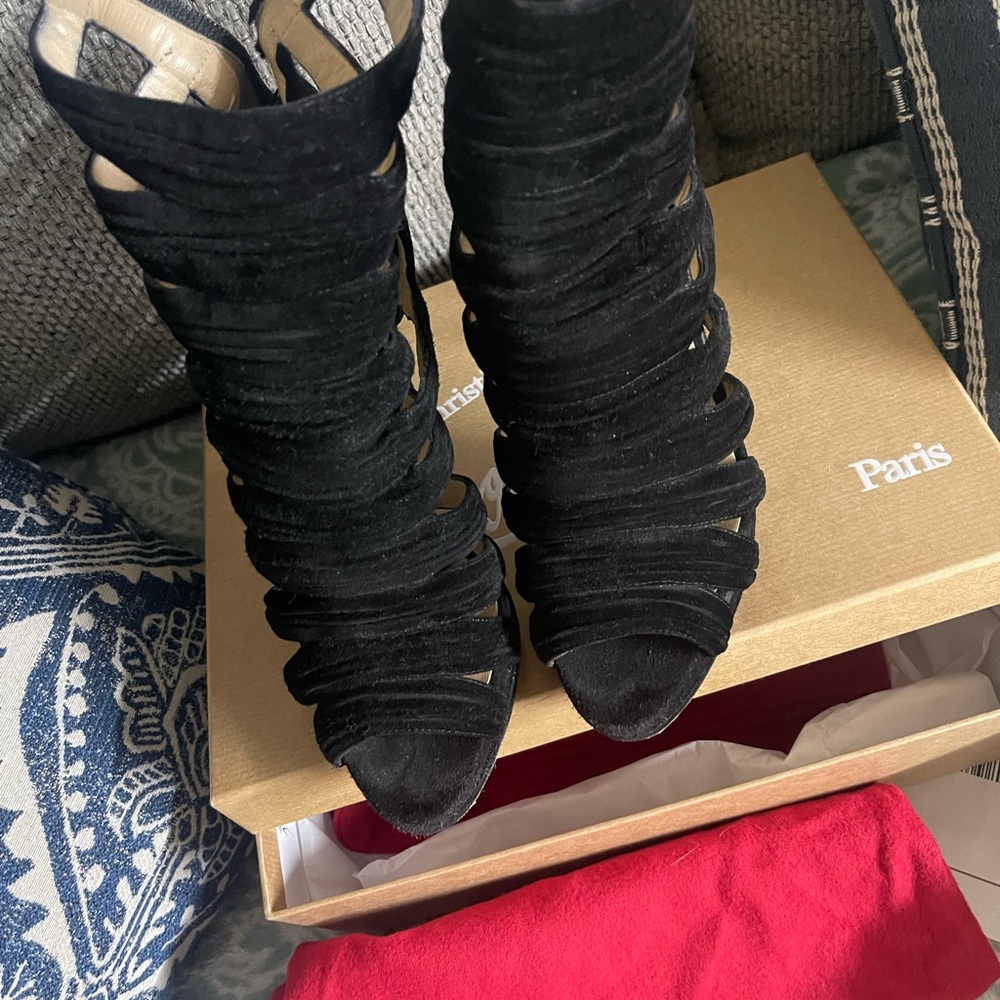 Size 6. Authentic - Picture 3 of 8